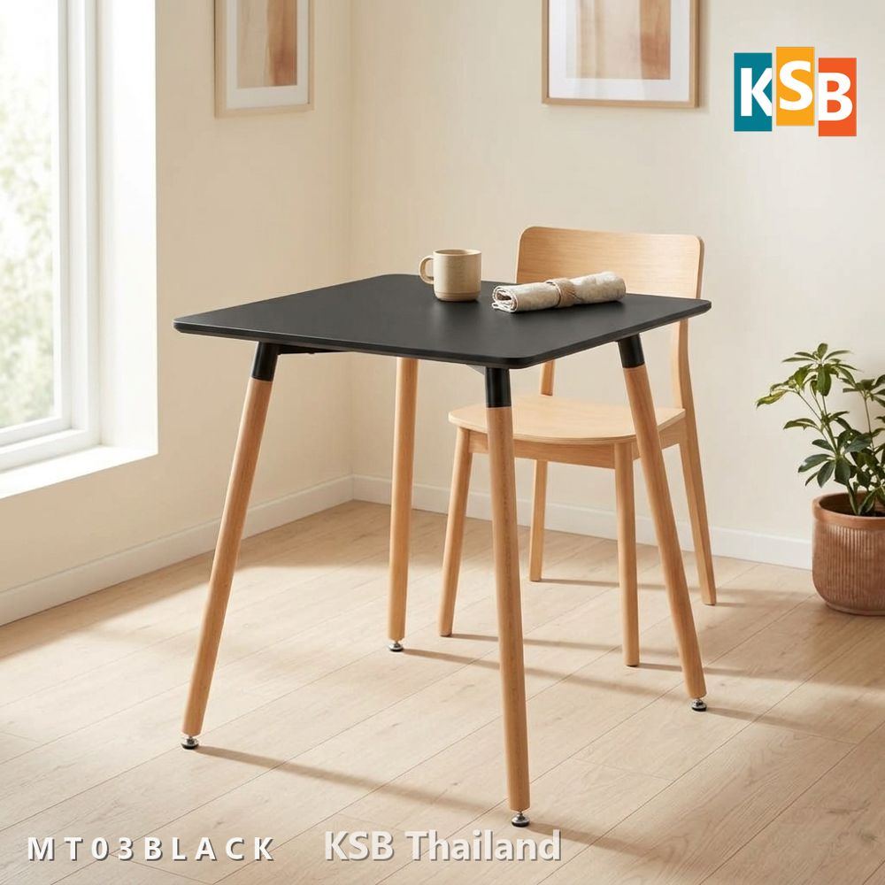 โต๊ะ MT-03 หน้าดำด้านสี่เหลี่ยม ขาไม้บีชสีธรรมชาติ วางคู่เก้าอี้ไม้ มุมห้องข้างหน้าต่าง บนโต๊ะมีแก้วและผ้าเช็ดปาก